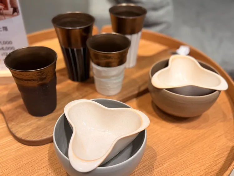 艾禮思陶瓷啤酒杯以異材質與自然共融。業者提供