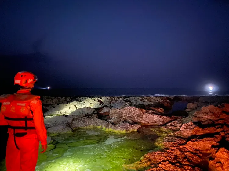 岸巡人員暗夜搜救尋獲溺水者。第13岸巡隊提供