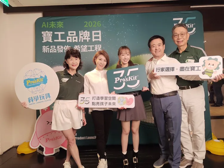 品牌總經理詹愛貞(左一)、 李翊君、王敏淳、檢場、品牌董事長張俊英(右一) 。寶工Pro'sKit提供