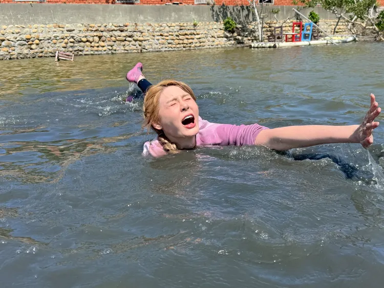 短今落水，嚇壞眾人。民視提供