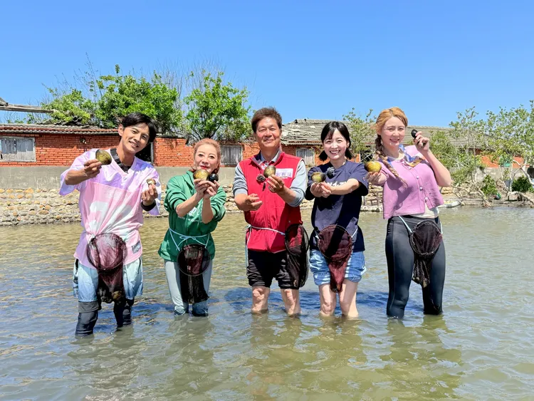 阿翔（左起）、楊繡惠、籃籃、短今找尋蜊仔。民視提供