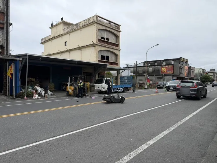 李女遭撞後瞬間失去意識，目前正在醫院搶救中。翻攝照片