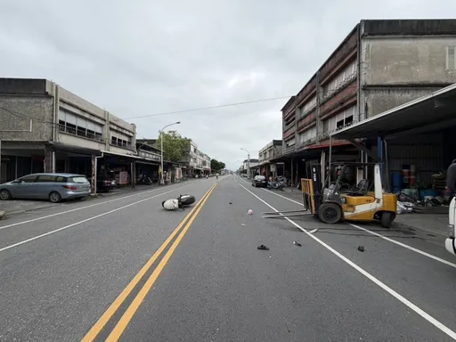 堆高機衝車道釀禍！26歲女騎士遭牙叉撞上　重傷搶救中