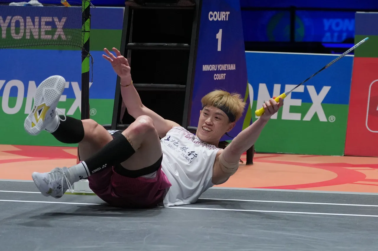 林俊易拿到冠軍後開心攤在地上慶祝。美聯社