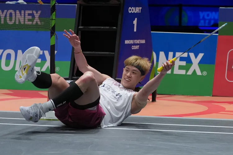 林俊易拿到冠軍後開心攤在地上慶祝。美聯社