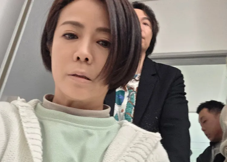 吳鈴山（後）不小心手滑，陳仙梅真的跌倒了。翻攝自陳仙梅臉書