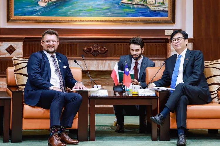 波蘭卡托維茲市馬欽・克魯帕市長偕同博科夫斯基議長率團訪問高雄簽署姊妹市協定。翻攝畫面