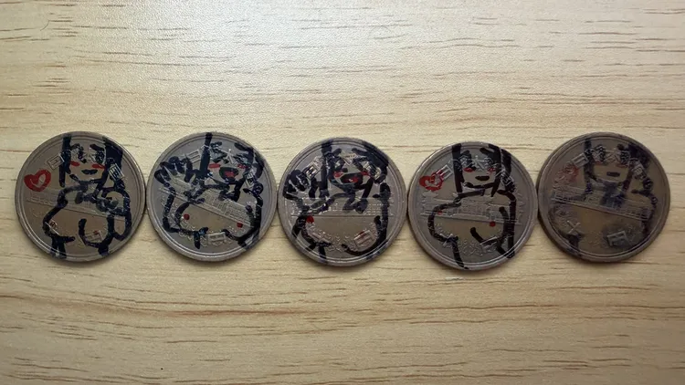 有日本網友已經收到5枚巨乳裸女銅板。翻攝自X