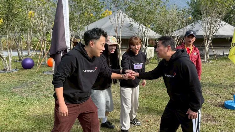 黑隊由屈中恆（右一）帶領余祥銓、何美與宋宋出戰。綜藝玩很大提供