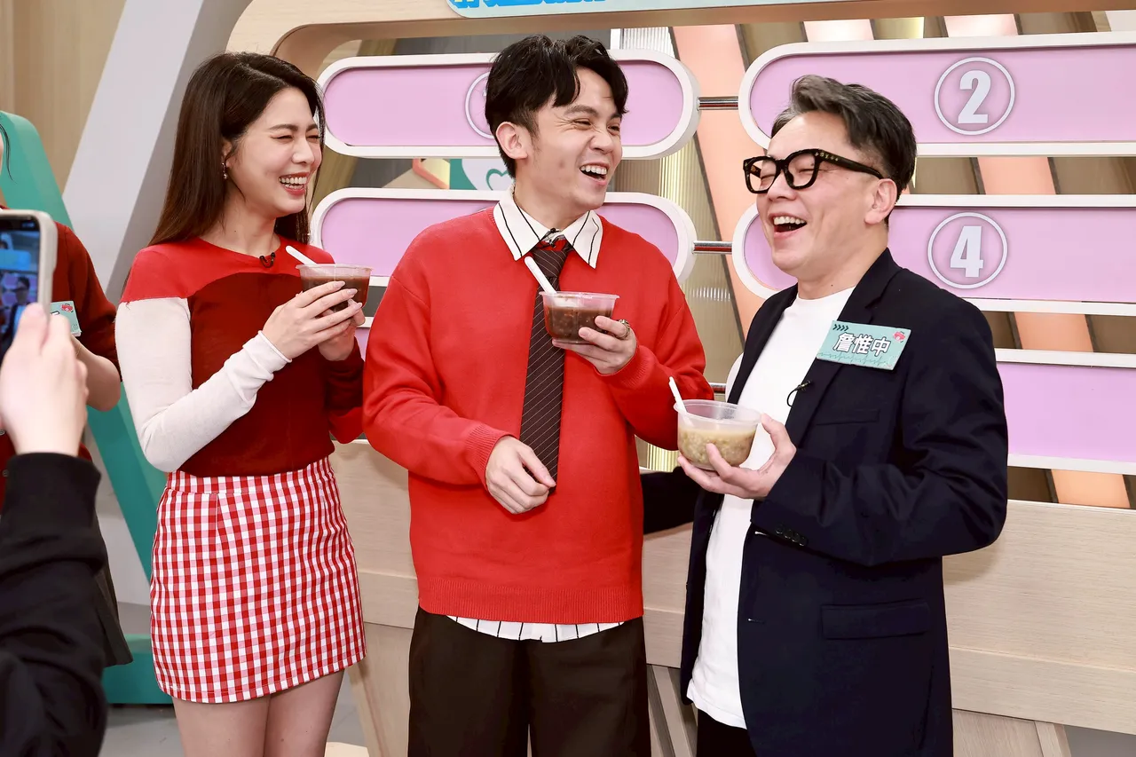 詹惟中（右起）與黃豪平、白家綺一起錄影。民視提供