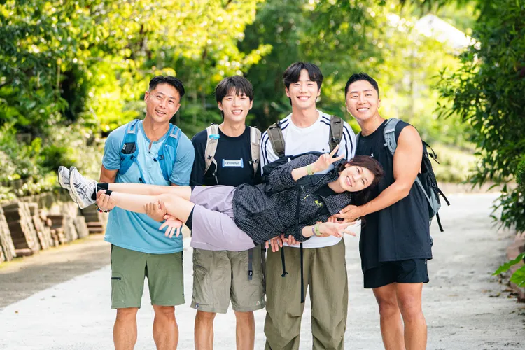 小刀、南優賢、李濬榮、肌肉山山、金荷娜古道走出好交情。客台提供