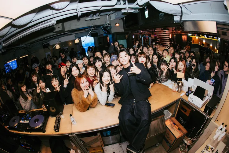 HowZ與現場觀眾合影。Light House提供