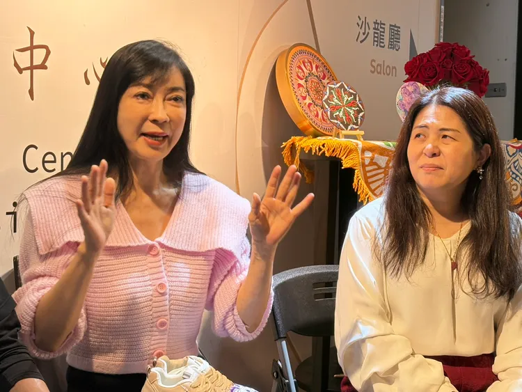 顧婕（左）呼籲大家一起做公益，右為她的心靈治療師Nana。王思穎攝