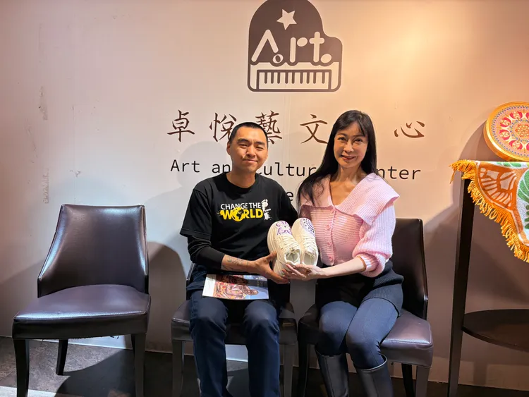 顧婕（右）親繪球鞋贈與公益單位。王思穎攝