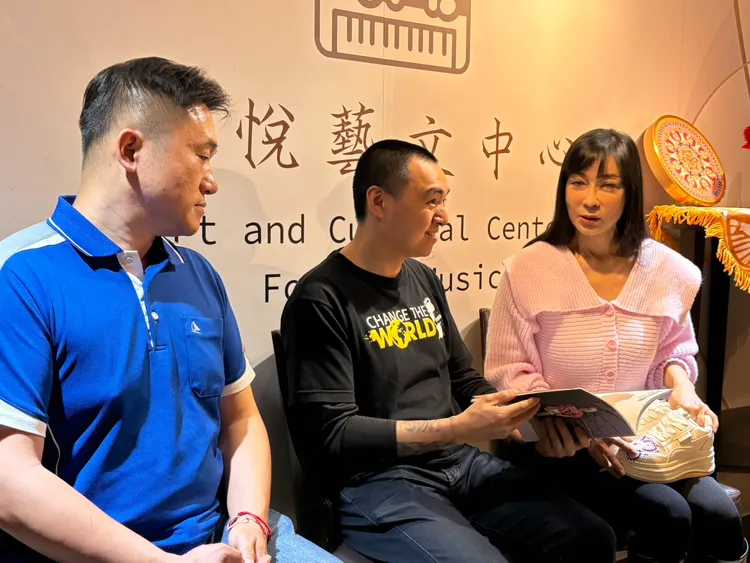 顧婕（右）與公益團體代表人對話。王思穎攝