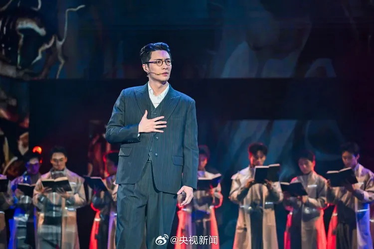 張藝興從2023年12月入職中國國家話劇院，演出重點劇碼《受到召喚·敦煌》。翻攝央視新聞微博