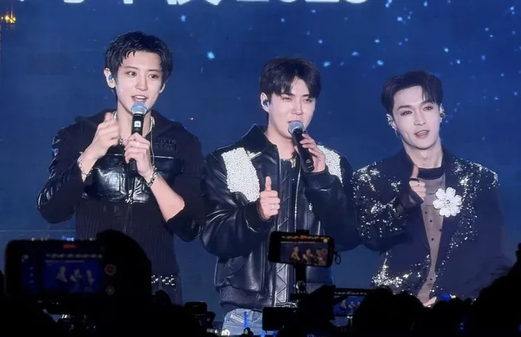 張藝興（右）去年底在香港舉行跨年演唱會，EXO成員燦烈（左）、世勳當嘉賓。翻攝會火微博
