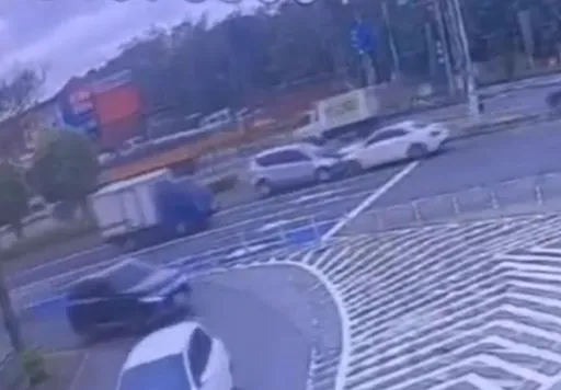 邊開車邊講手機釀禍！　小客車開到對向車道撞休旅車釀2傷