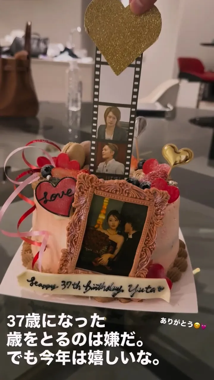 三崎優太收到老婆送的生日蛋糕，藏有各時期的他。翻攝三崎優太IG