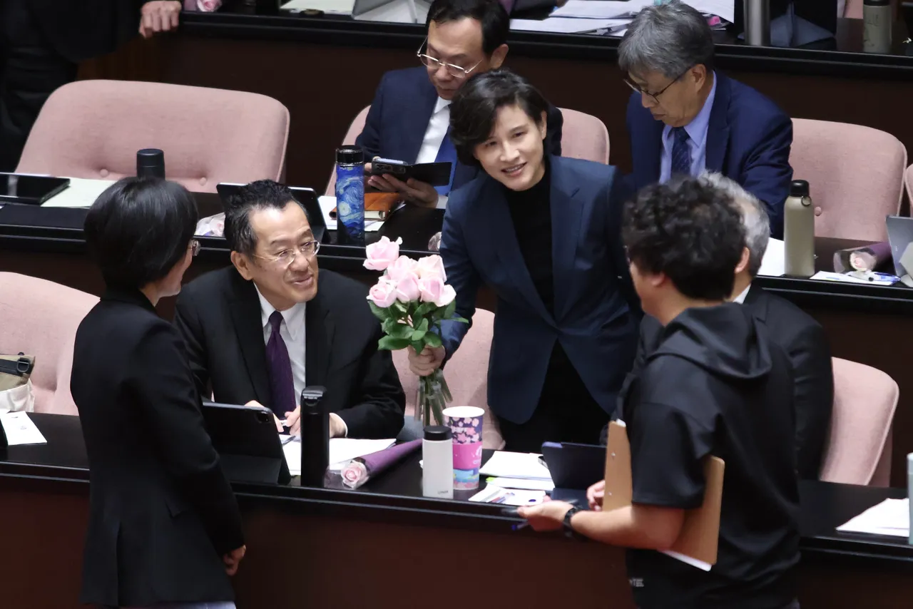 行政院副院長鄭麗君捧著一束花。彭欣偉攝