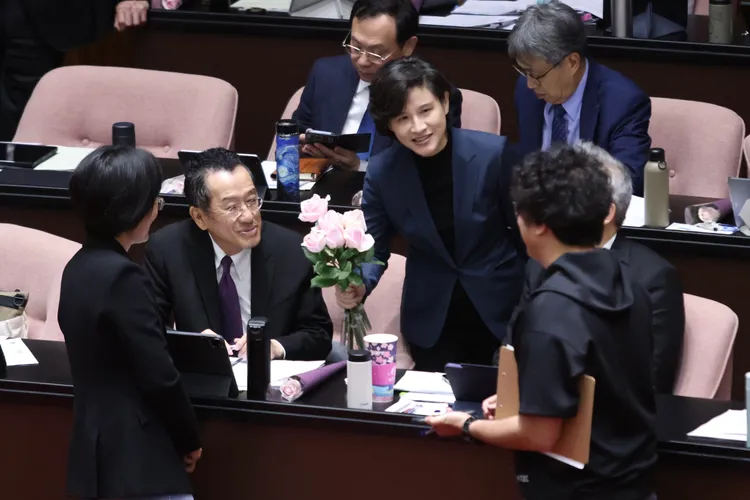 行政院副院長鄭麗君捧著一束花。彭欣偉攝