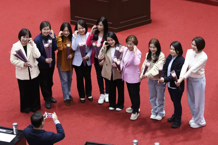 國民黨立委拿花合影。彭欣偉攝