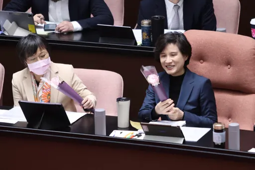 圖輯｜暖！婦女節韓國瑜送玫瑰花　鄭麗君燦笑、立委開心合影