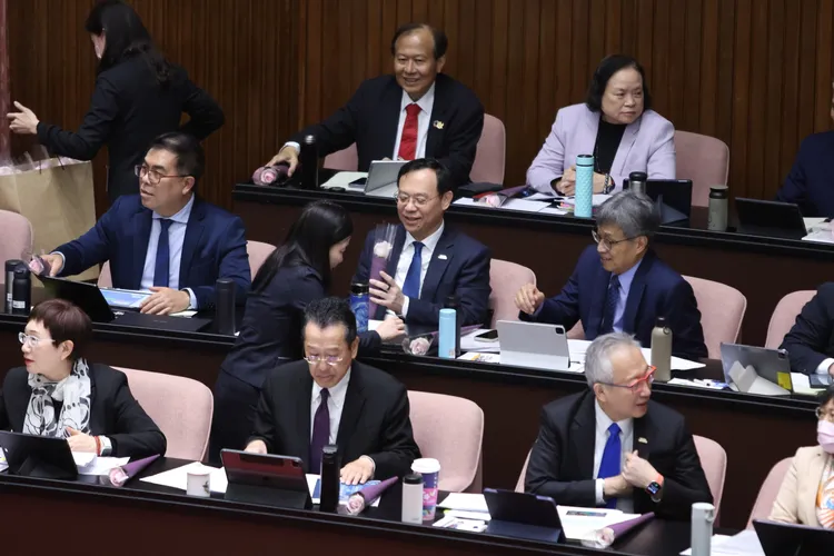 衛福部長石崇良看到花笑呵呵。彭欣偉攝