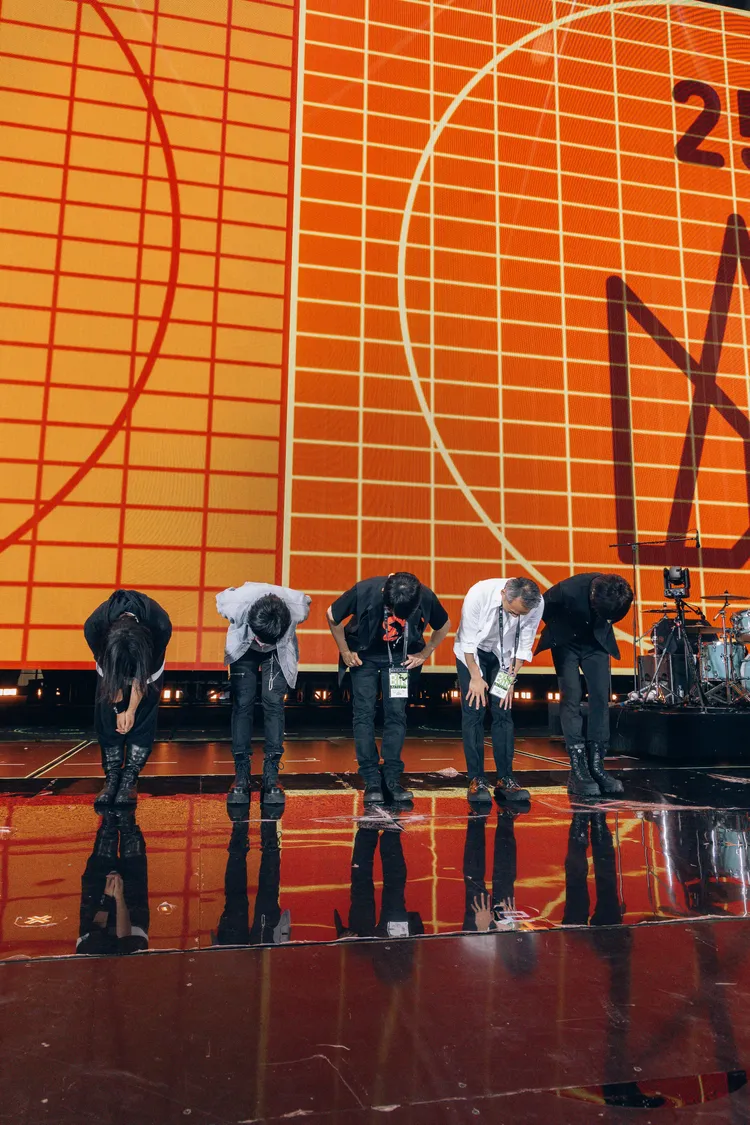 五月天將原訂40分鐘的彩排，超時到唱滿1小時。相信音樂提供