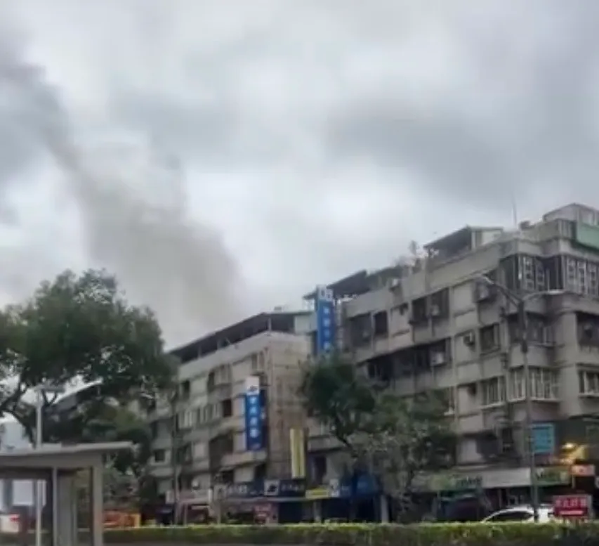 民眾上班時間路過驚見黑煙不斷竄出。翻攝畫面