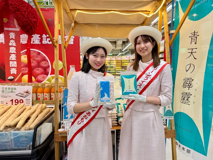 日本青森「米本部」宣傳大使大久保春香（右）、中城里奈站台家樂福活動。莊偉祺攝