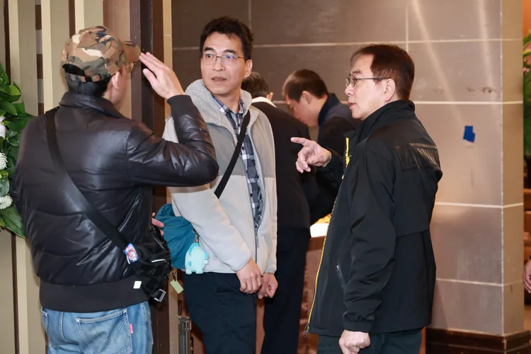 樂手阿咪老師也前來送老友。彭欣偉攝