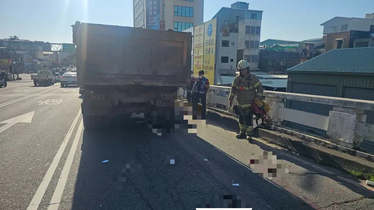 吳姓騎士疑似輾壓異物，失去平衡連人帶車倒地，被經過的砂石車輾壓，當場喪命。民眾提供