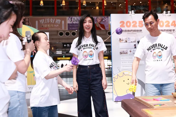 楊謹華今出席活動和唐寶寶互動。彭欣偉攝