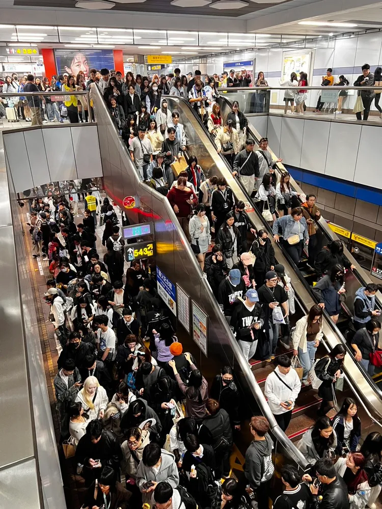 TWICE演唱會結束後大批人潮進入國父紀念館站，現場紓解約42分鐘。北捷提供