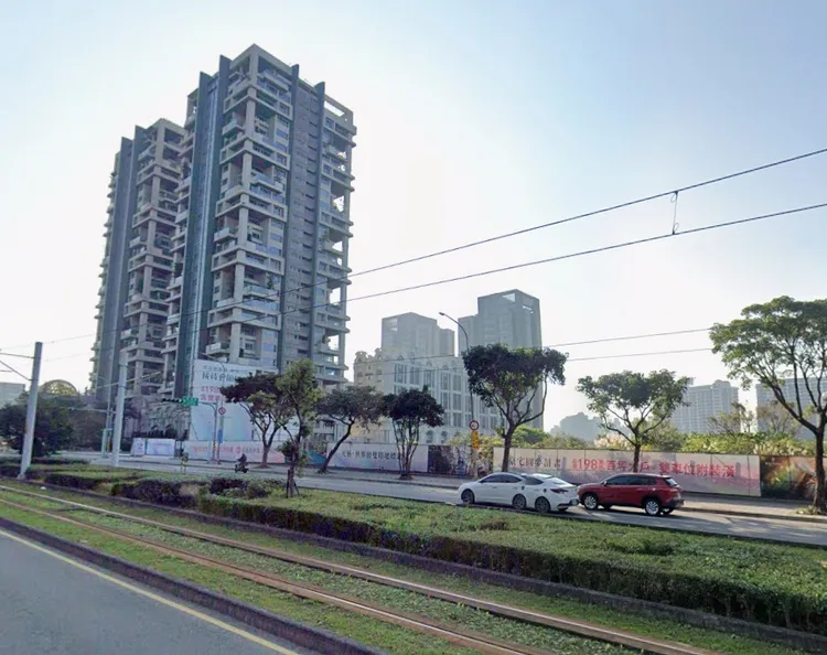 淡江大橋終於預計明年通車，重大交通建設即將實現，不過淡水預售市場仍不敵政策管控，管制前後的單月預售揭露量減少了75%。翻攝google map