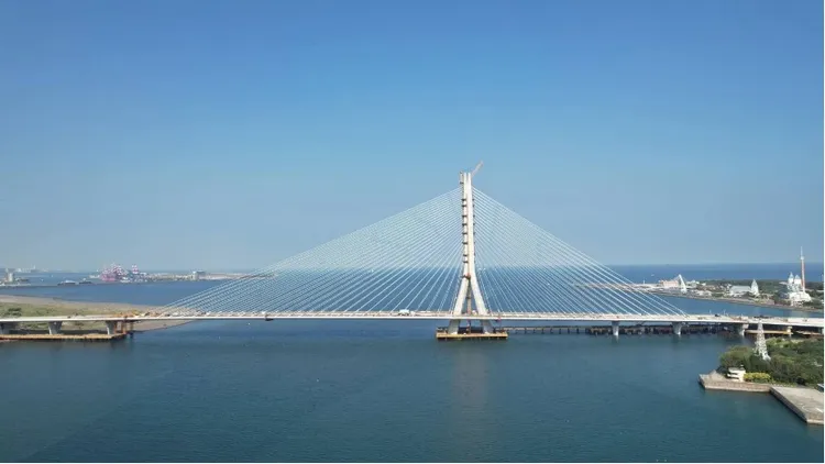 淡江大橋通車後往返淡水、八里無須繞行關渡大橋，將縮短兩地行車距離約15公里。公路局提供