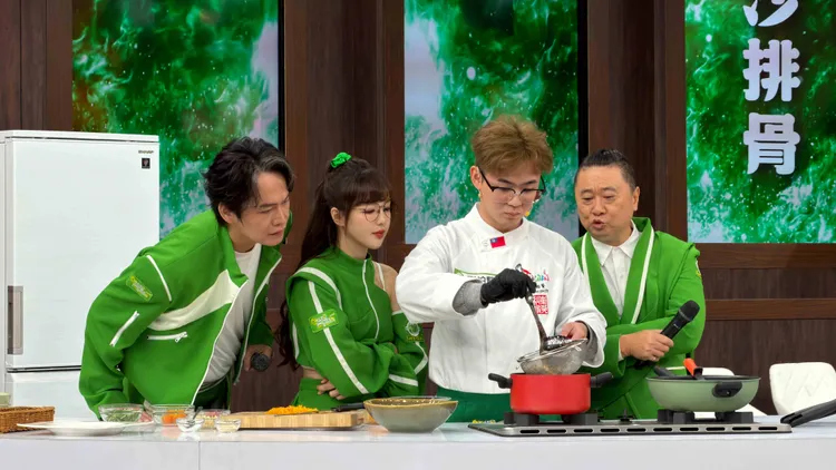 邰智源隊觀察主廚的料理過程。麥卡貝網路電視提供