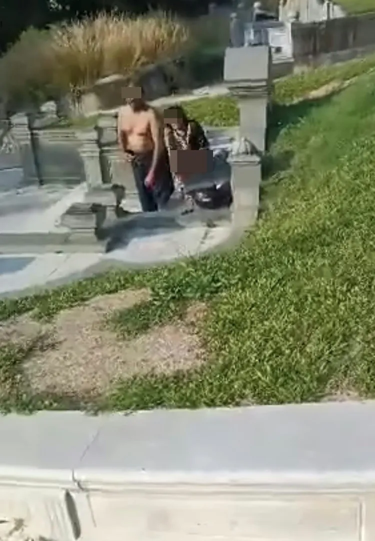 男子遭喝斥，不慌不忙穿上褲子。翻攝臉書