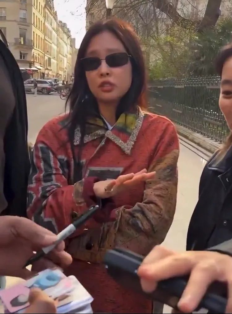 Jennie戴著墨鏡，但感覺得出來神情不悅，皺起眉頭。翻攝X