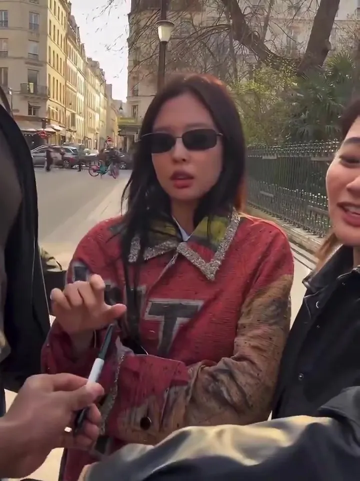 Jennie說完幫忙簽名。資料照片、翻攝X