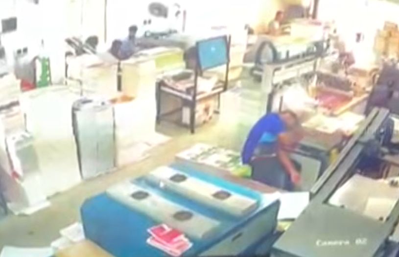 慎入!印刷機怪怪的他伸頭查看 下秒突被夾「癱軟倒地」