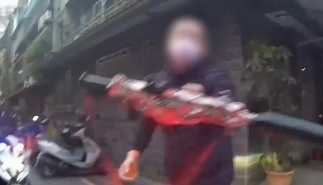 童險遭撞引爆衝突!父持「長槍」對峙 警一查竟是水彈槍仍送辦