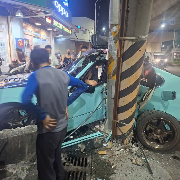 小客車失控撞電線桿，造成2人受傷送醫。翻攝畫面