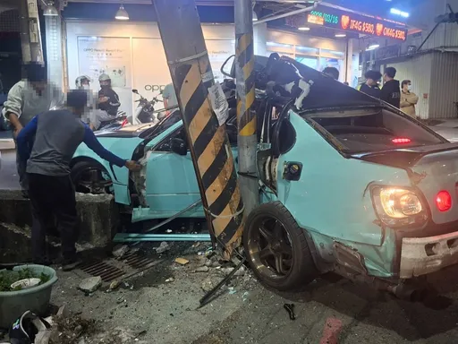 高雄小客車過快失控自撞電桿！2人胸腔骨折、肋骨斷裂送醫