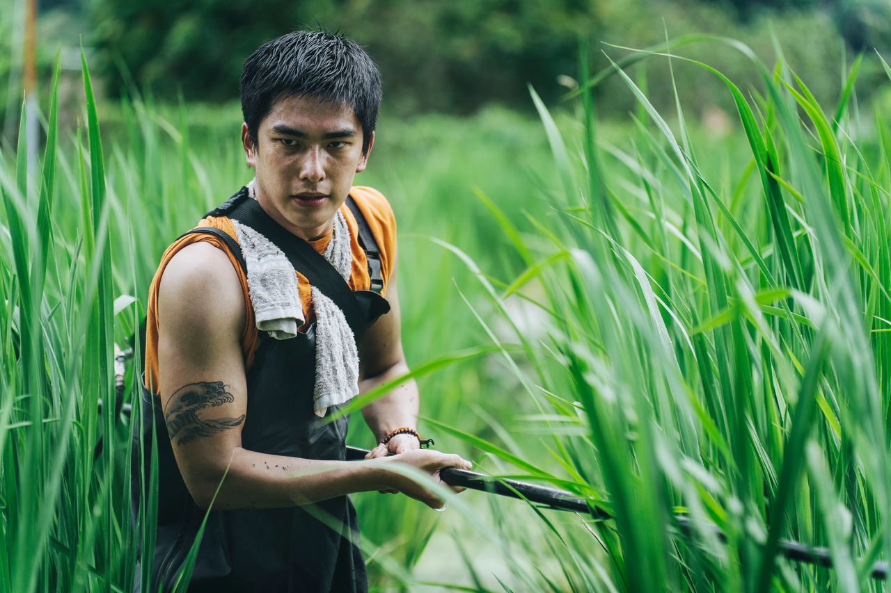 曾敬驊曝拍攝首日就想「罷工」 下田灑農藥「身上滿是刮痕」