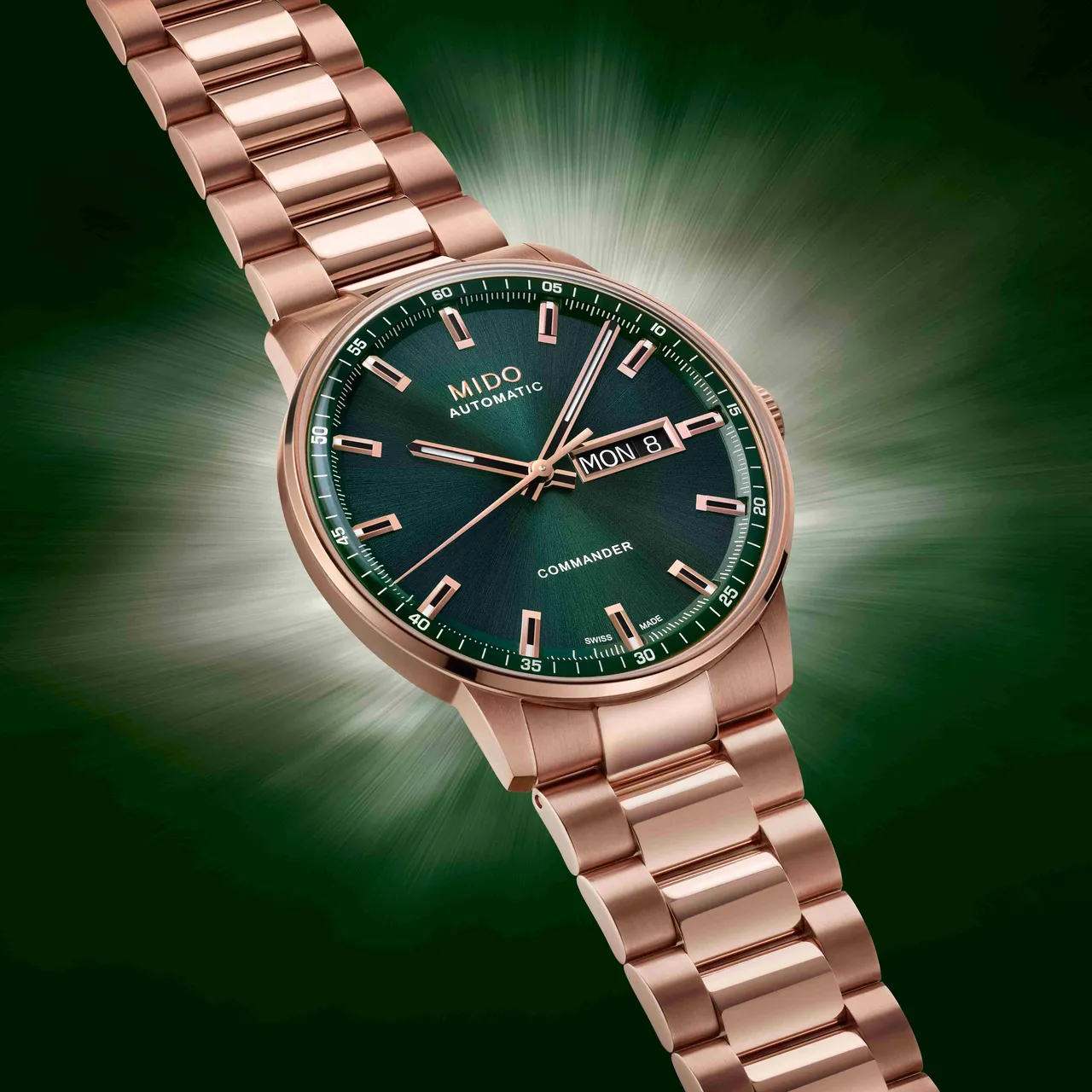 三鍊節金屬錶帶交替使用磨砂與拋光處理。品牌提供