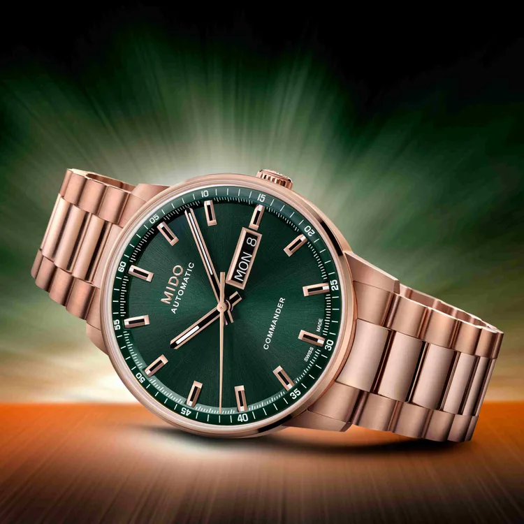 Commander Datoday腕錶以深邃杉綠面盤搭配玫瑰金錶殼、鍊帶。品牌提供