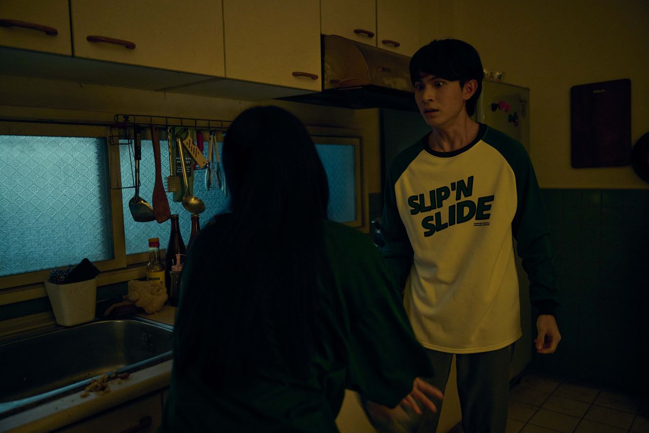 男星爆遭校園霸凌 書包倒出活蟑螂被問:夠不夠?