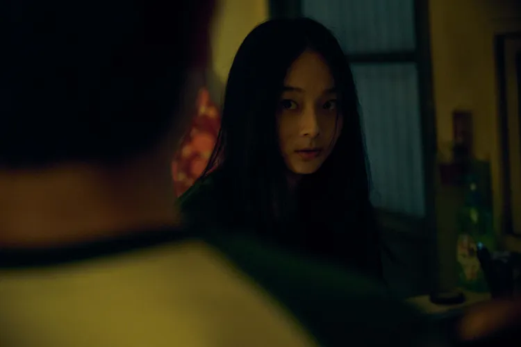 邵奕玫為練習《祭弒》中邪狀態，邊騎機車邊放聲大笑與尖叫。威視電影提供